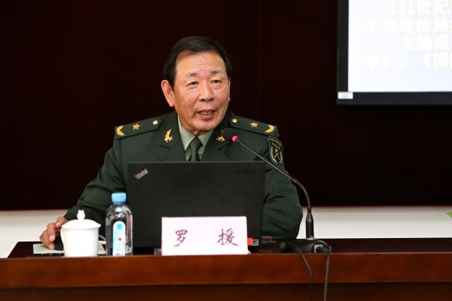 羅援將軍作題為《周邊安全環(huán)境及軟實(shí)力建設》的國防教育專(zhuān)題報告