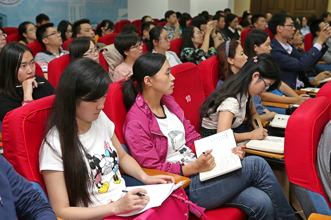 陳堅校長(cháng)對話(huà)全體輔導員：努力研究，主動(dòng)實(shí)踐